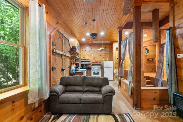 Brevard, NC 28712,118 Blossom RD