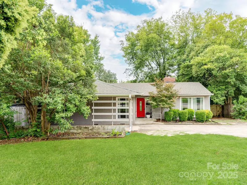 842 E Woodlawn RD, Charlotte, NC 28209