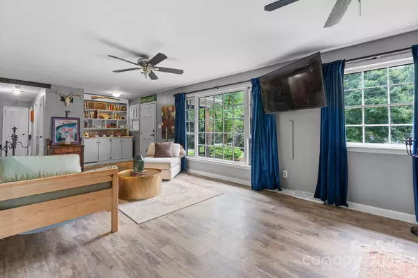 Hickory, NC 28601,3843 22nd ST NE