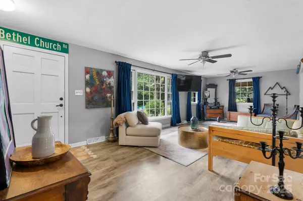 Hickory, NC 28601,3843 22nd ST NE