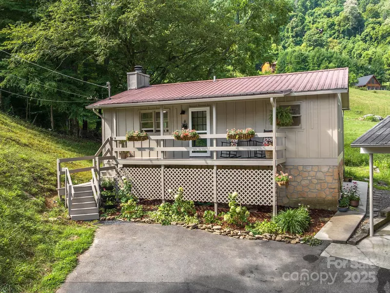 54 Brookside LN, Maggie Valley, NC 28751