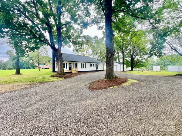 5665 E NC Hwy 90 HWY, Hiddenite, NC 28636