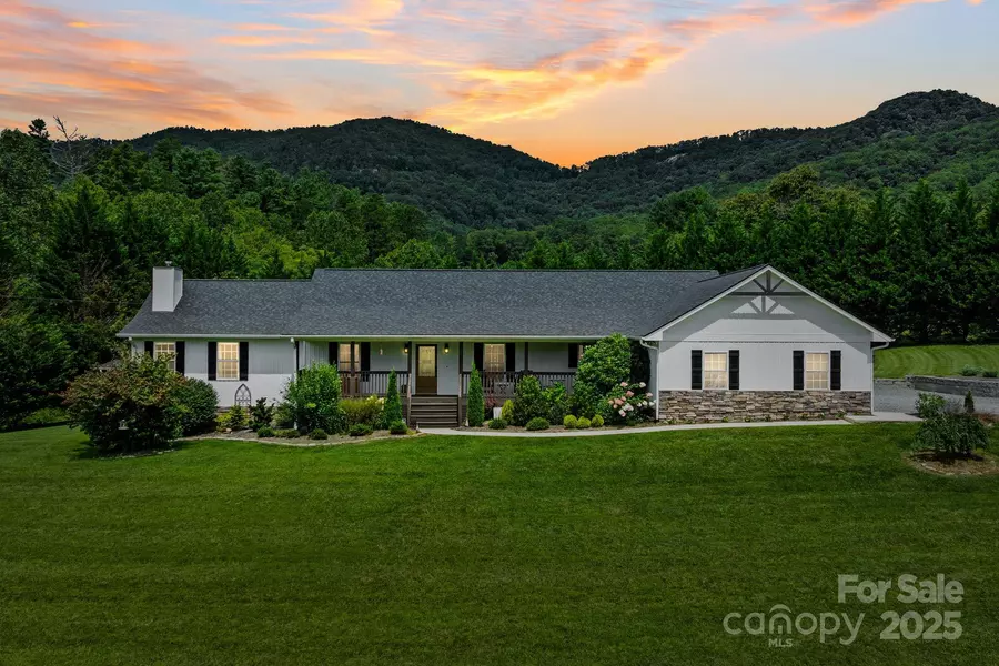 6 Sayles Town RD, Fairview, NC 28730