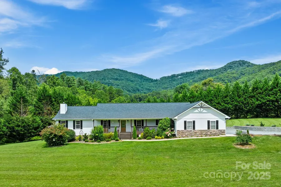 6 Sayles Town RD, Fairview, NC 28730