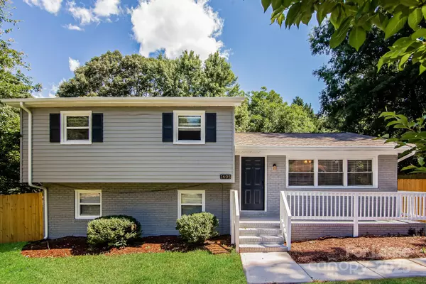 1605 Rolling Meadow LN, Gastonia, NC 28054