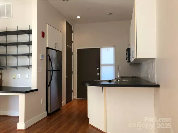 Charlotte, NC 28202,514 W 10th ST #203