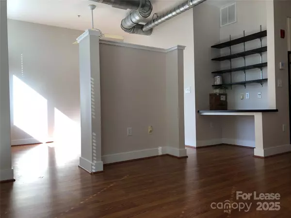Charlotte, NC 28202,514 W 10th ST #203