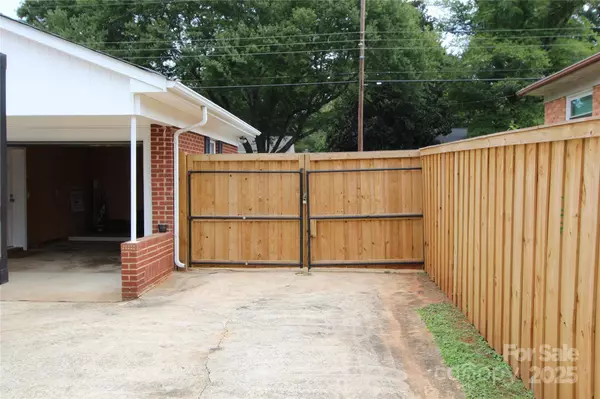 Charlotte, NC 28216,1421 Thompson AVE