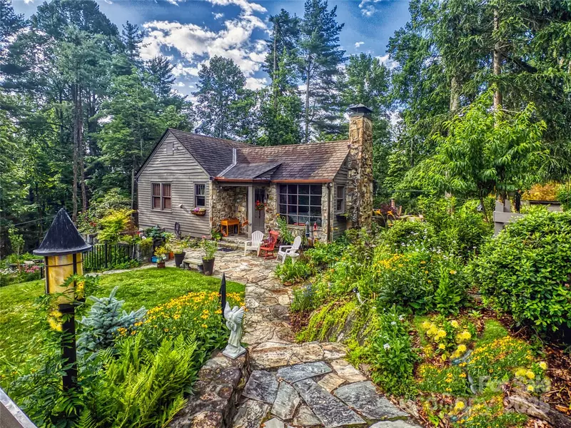 101 Poplar Spring TRL, Laurel Park, NC 28739