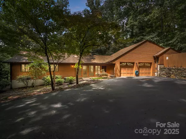 Hendersonville, NC 28739,39 Foxglove RD