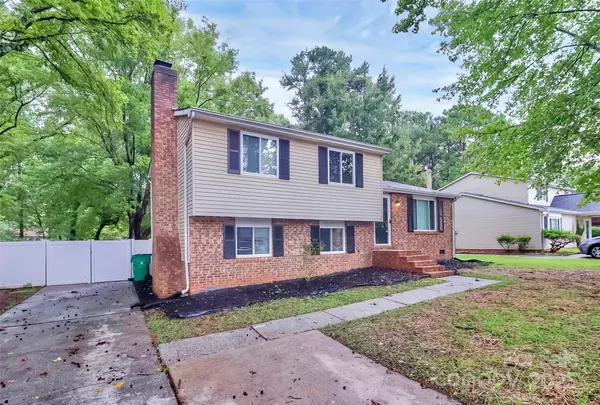 6230 Holly Knoll DR, Charlotte, NC 28227