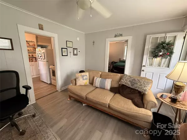 Hickory, NC 28601,986 20th ST NE
