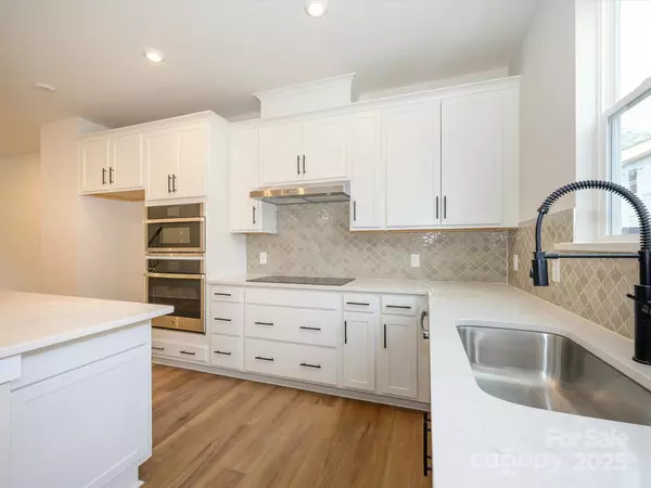 Charlotte, NC 28205,6009 Pivot CT