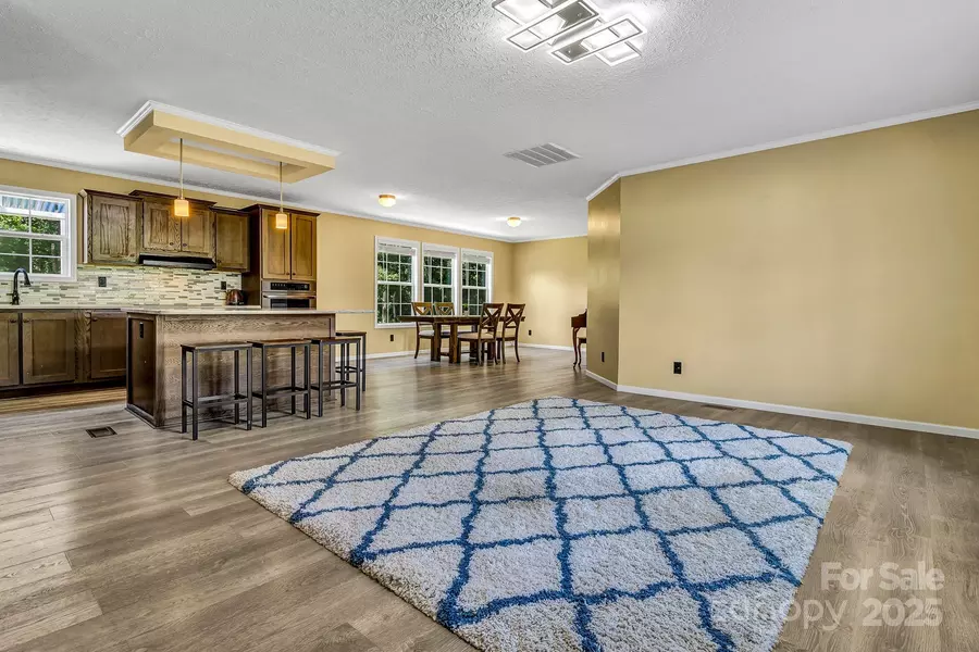 185 Bradshaw CIR, Candler, NC 28715