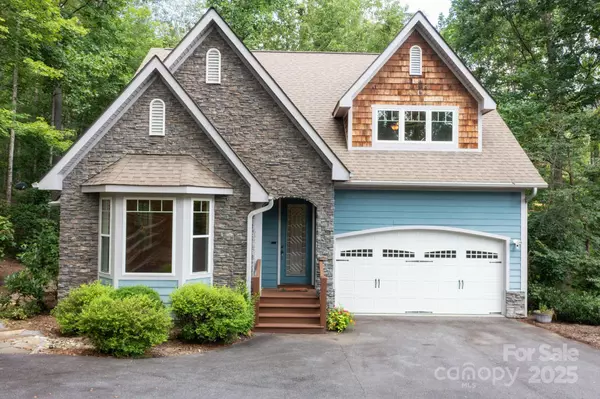 17 Bohemian LN, Asheville, NC 28805