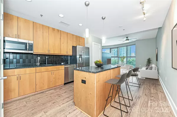 Charlotte, NC 28202,333 W Trade ST #810