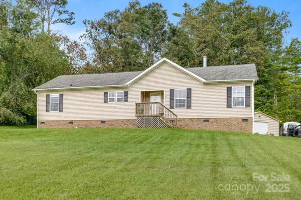 70 Old Bee Tree RD, Swannanoa, NC 28778