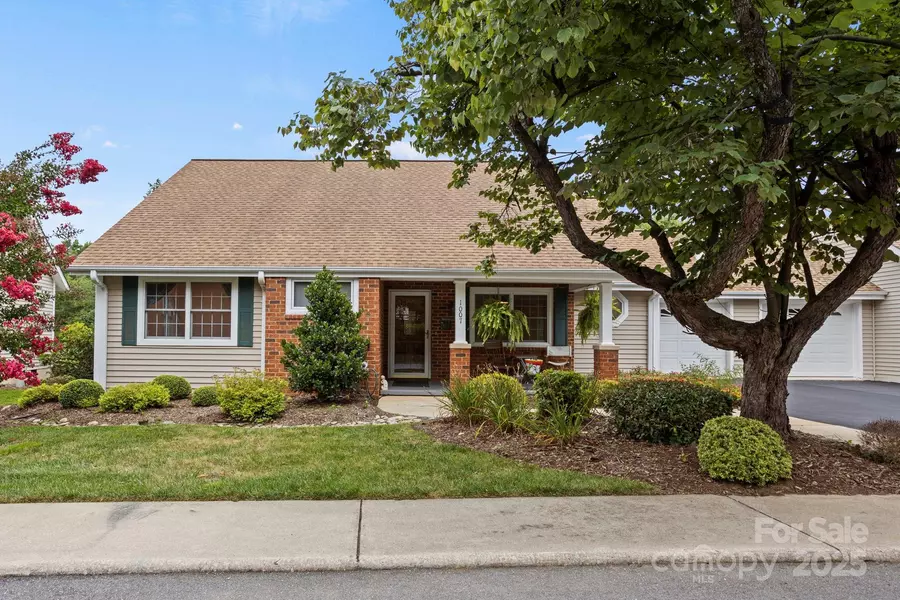 1007 Saddlebrook DR, Hendersonville, NC 28739