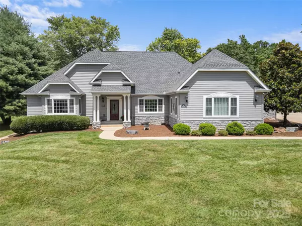 35 Beaumont DR, Hendersonville, NC 28739