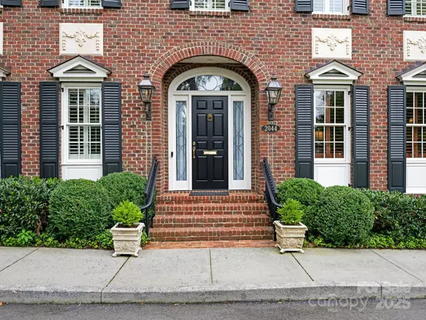 Charlotte, NC 28207,2044 Queens RD W