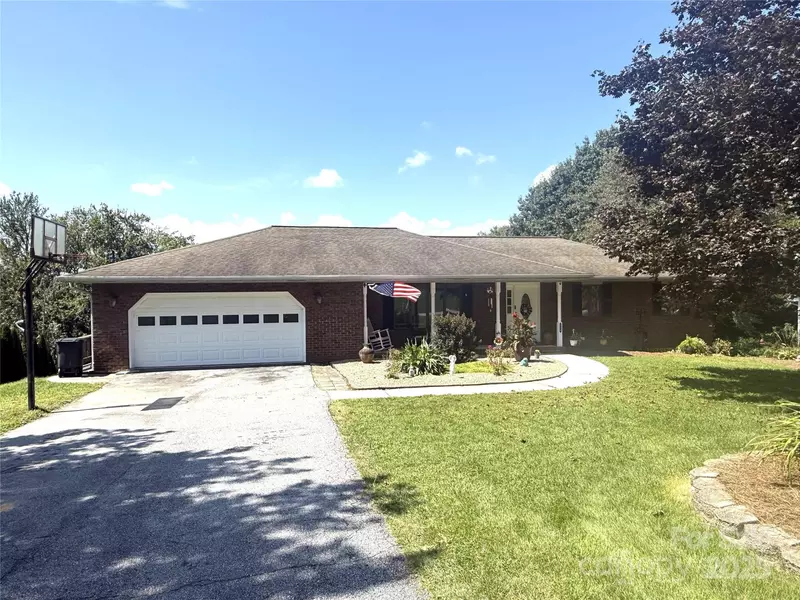 124 Mountain Valley DR, Hendersonville, NC 28739