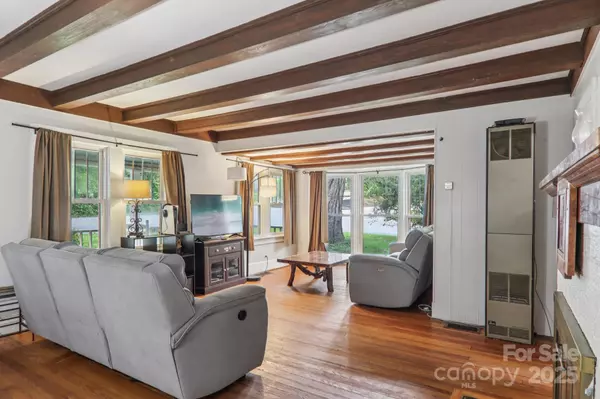 Hendersonville, NC 28739,914 White Pine DR