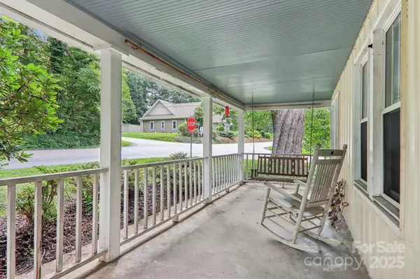 Hendersonville, NC 28739,914 White Pine DR