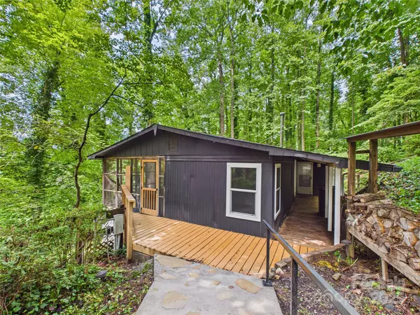 199 Upper Bat Cave DR, Hendersonville, NC 28792