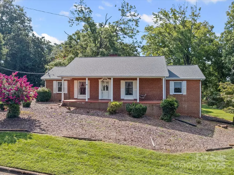 33 Lake ST, Badin, NC 28009