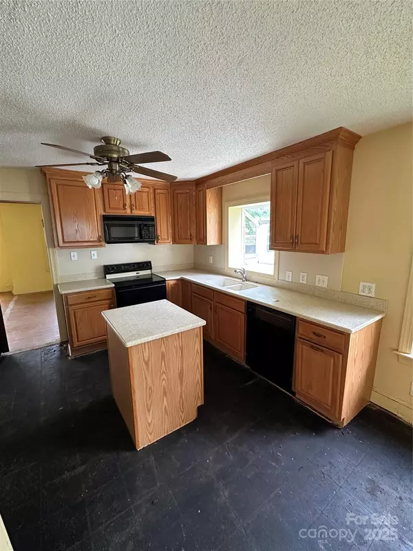 Charlotte, NC 28269,5306 Wales ST