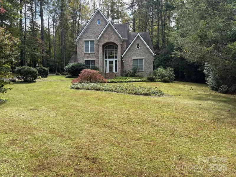 27 Mountain Lake DR, Hendersonville, NC 28739