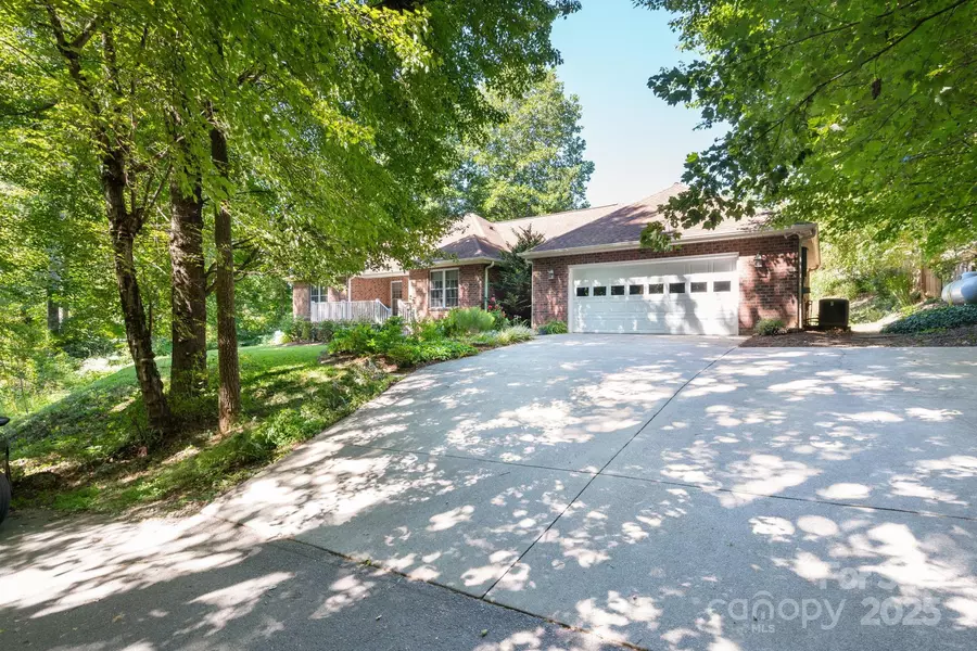 21 Campbell ST, Black Mountain, NC 28711