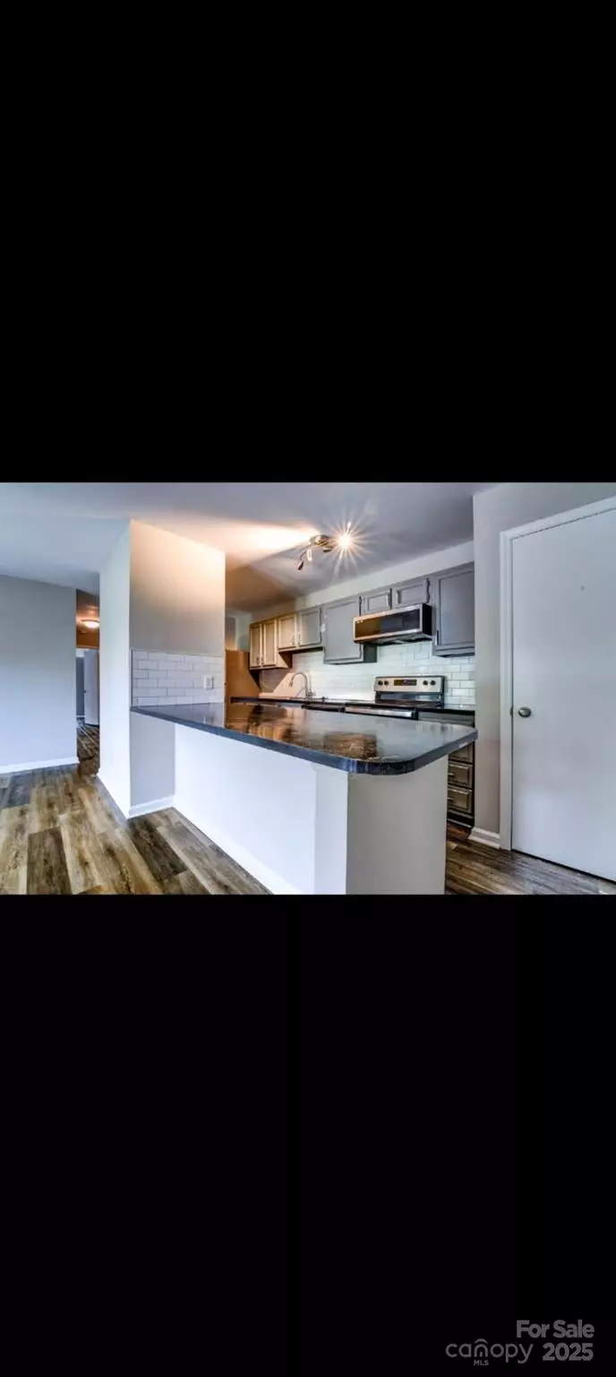 Charlotte, NC 28215,6137 Meadow Rose LN