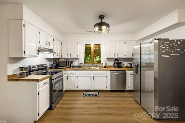 Weaverville, NC 28787,196 Hamburg Mountain RD