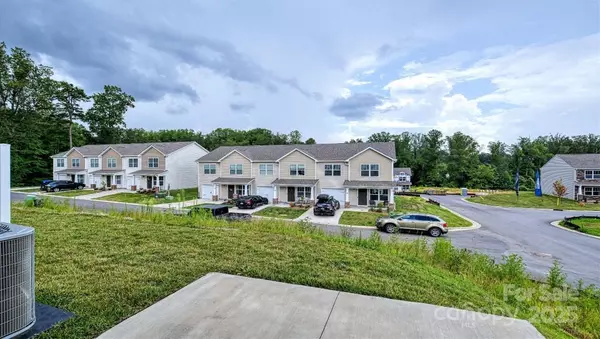 99 Clear Creek LN, Waynesville, NC 28785