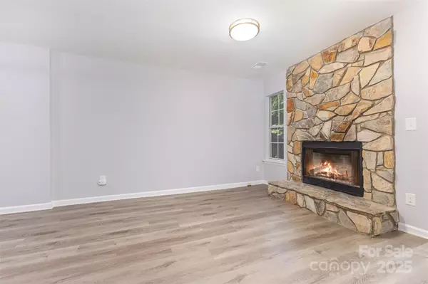 Charlotte, NC 28215,6319 Windsor Gate LN