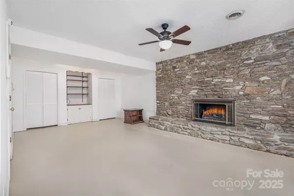 Hendersonville, NC 28739,1425 Hebron RD