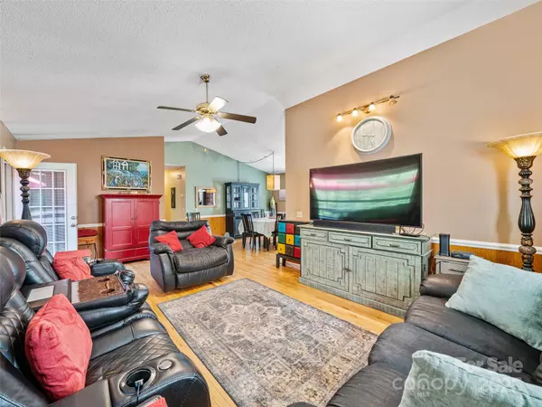 Spruce Pine, NC 28777,282 Sourwood DR