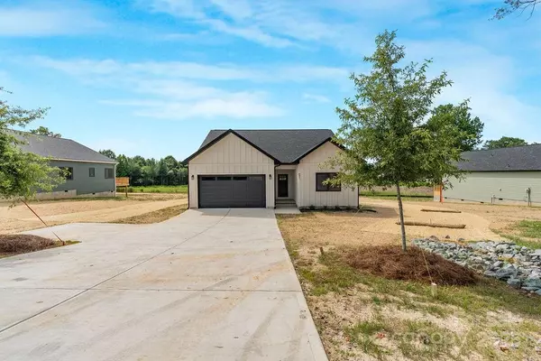 697 S Grove ST, Lincolnton, NC 28092