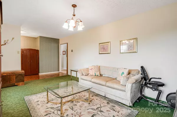Weaverville, NC 28787,90 Kentwood DR