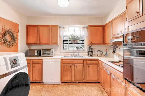 Asheville, NC 28805,13 Botany View CT