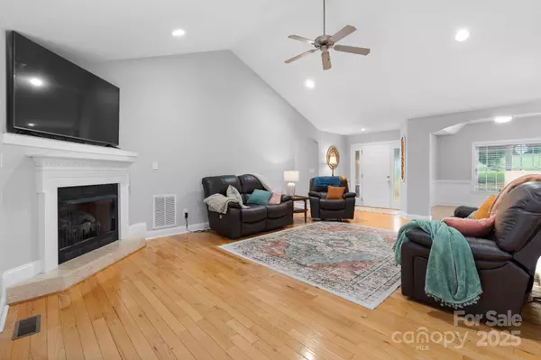Hickory, NC 28602,1158 Waterford DR