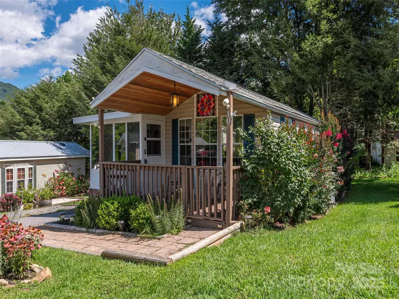 10 Valentine DR, Maggie Valley, NC 28751