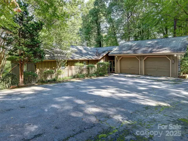 215 Estate DR, Hendersonville, NC 28739