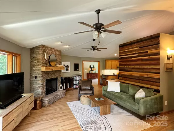 939 Morgan Hill RD, Black Mountain, NC 28711