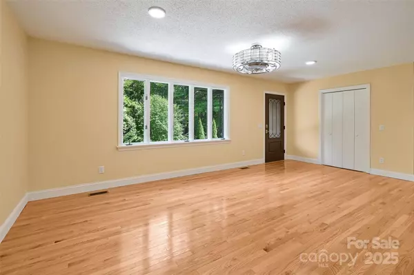 Hendersonville, NC 28739,621 Erkwood DR