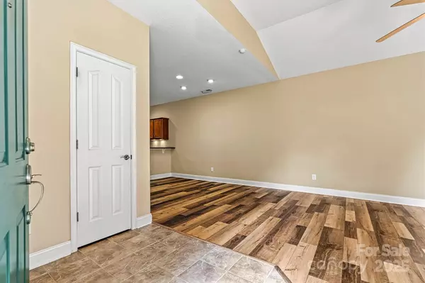 Hickory, NC 28601,823 Wynnshire DR #B