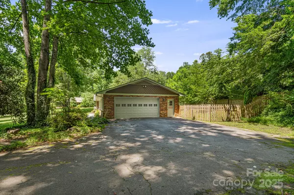 Hendersonville, NC 28791,102 Prestwick DR #10