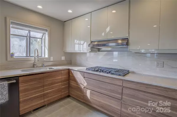 Hendersonville, NC 28739,204 Fleetwood PLZ