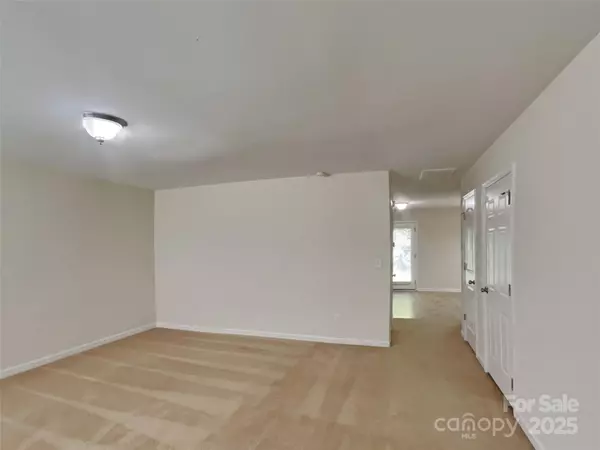 Charlotte, NC 28215,9339 Bradstreet Commons WAY #25